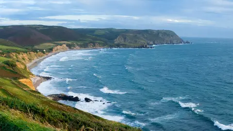 La bahía de Ecalgrain al final del día en Francia