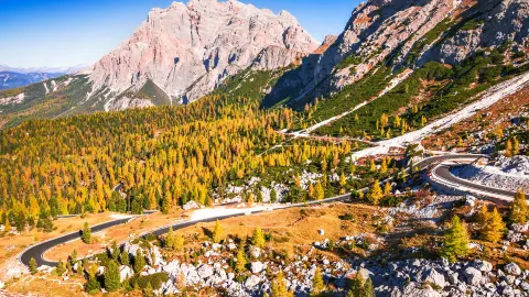 Puerto de Valparola (Italia). Vista de la serpentina en el Tirol, Alpes Dolomitas. Vista de montaña de la Cima Cunturines (3064 m) desde el puerto de Valparola en otoño, cerca de Cortina d'Ampezzo, Belluno (Italia)