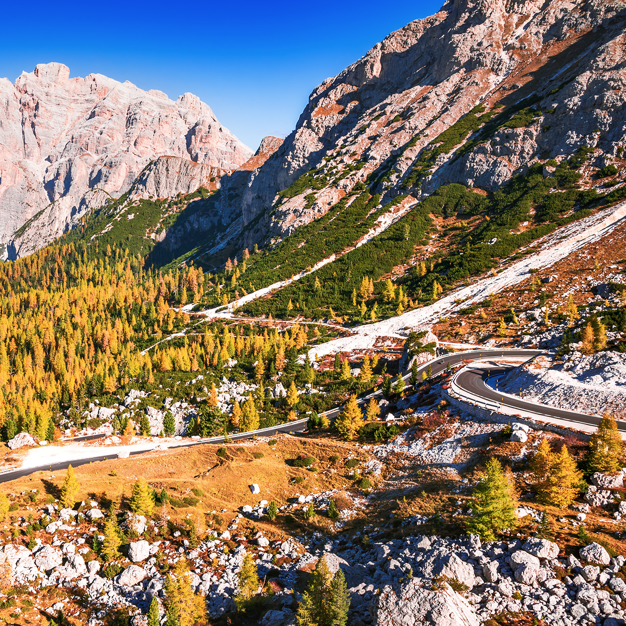 Puerto de Valparola (Italia). Vista de la serpentina en el Tirol, Alpes Dolomitas. Vista de montaña de la Cima Cunturines (3064 m) desde el puerto de Valparola en otoño, cerca de Cortina d'Ampezzo, Belluno (Italia)