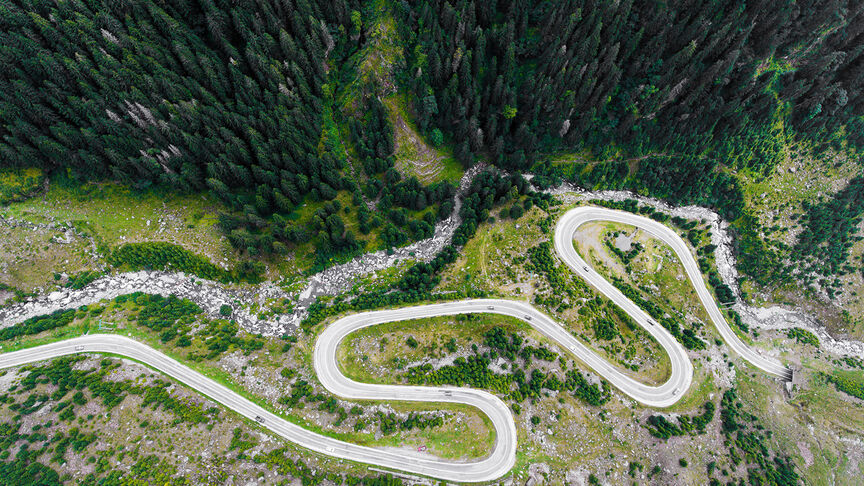 Carretera que lleva a lo largo de los Alpes suizos en Andermatt