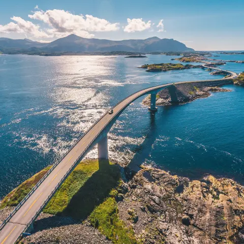 Toma aérea desde un dron de la asombrosa y mundialmente famosa Carretera Atlántica en Noruega.