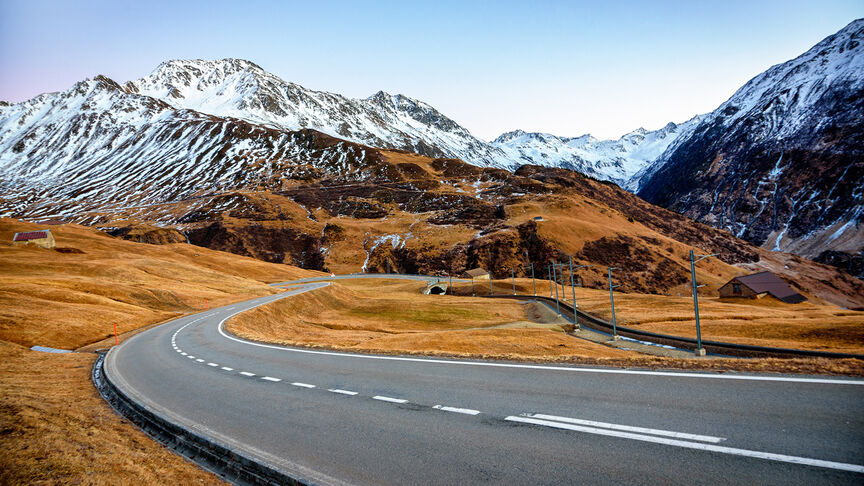 Carretera que lleva a lo largo de los Alpes suizos en Andermatt