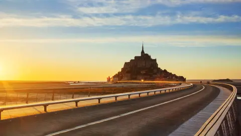 Camino al Mont Saint-Michel al atardecer, en Normandía (Francia)