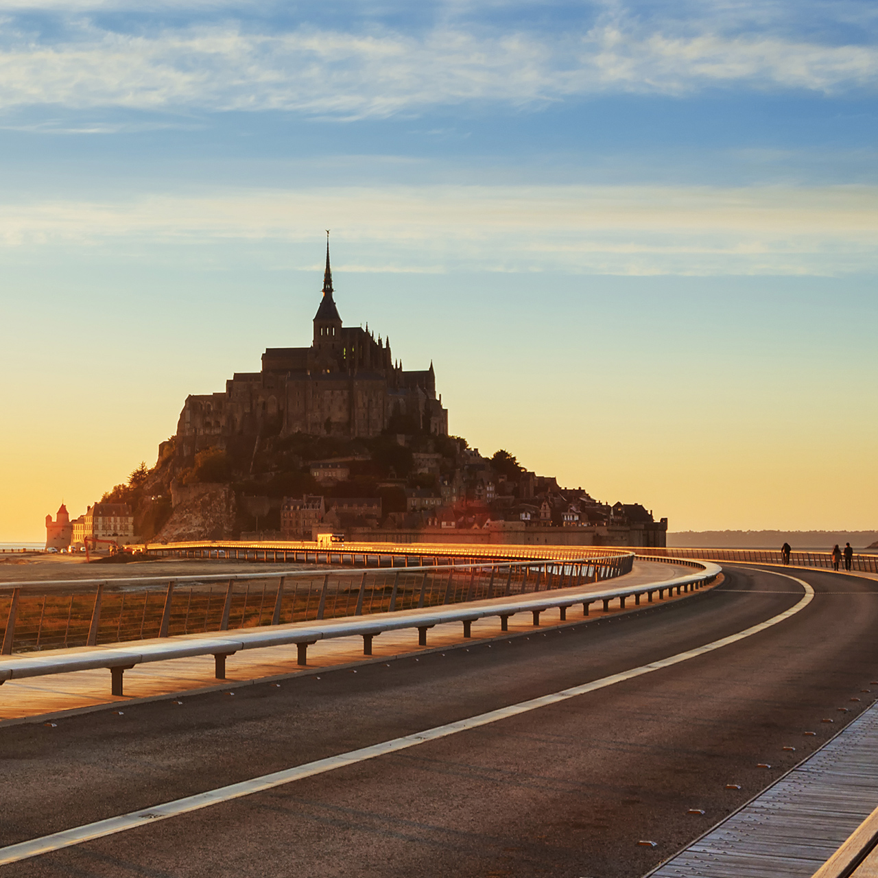 Camino al Mont Saint-Michel al atardecer, en Normandía (Francia)