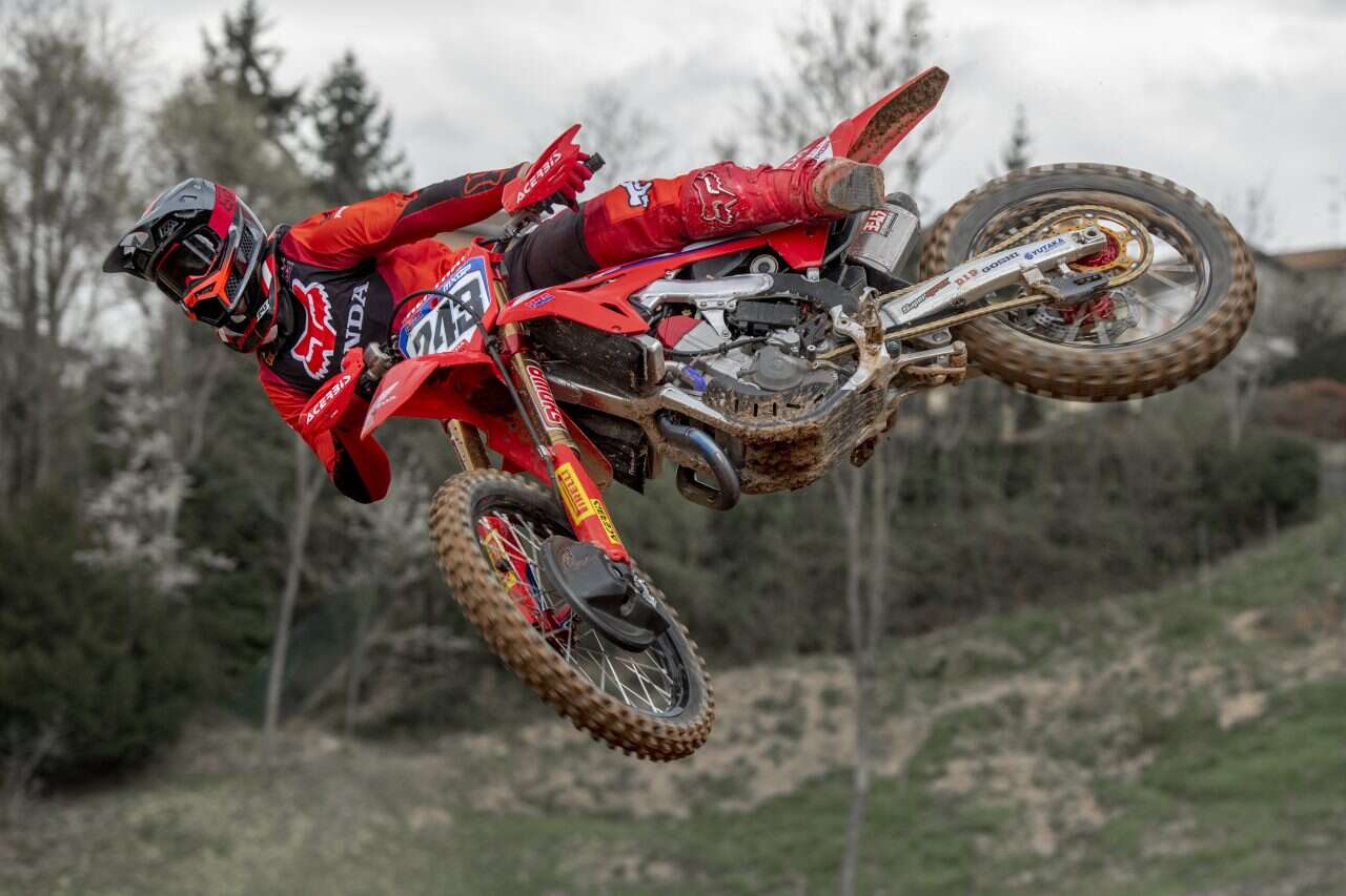 Tim Gajser montado en una Honda CRF450R