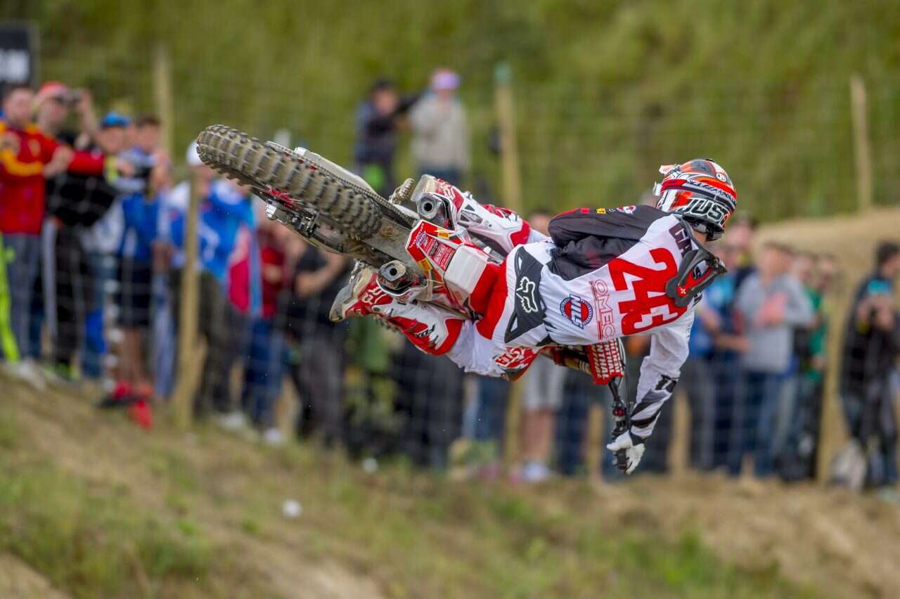 Tim Gajser saltando sobre una Honda CRF450R