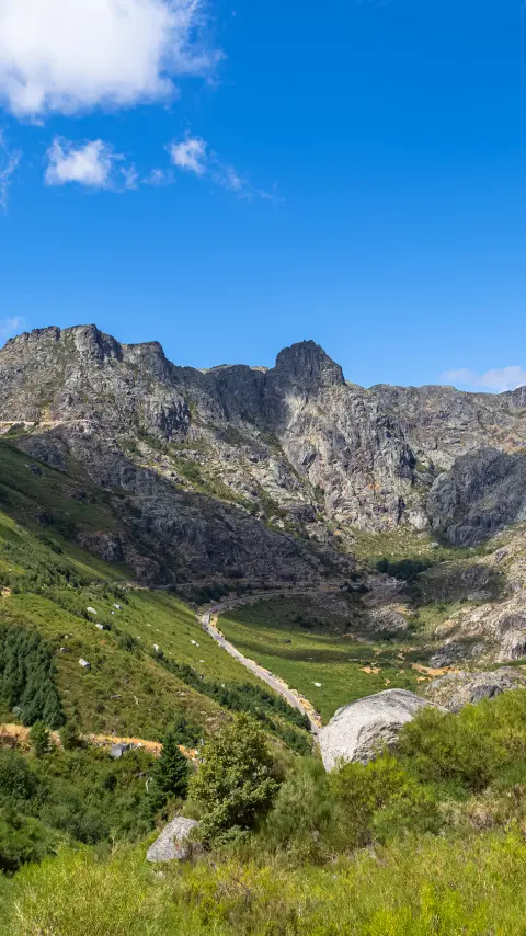 Toma aérea desde un dron de la asombrosa y mundialmente famosa Carretera Atlántica en Noruega.