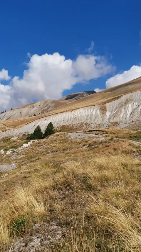 Toma aérea desde un dron de la asombrosa y mundialmente famosa Carretera Atlántica en Noruega.