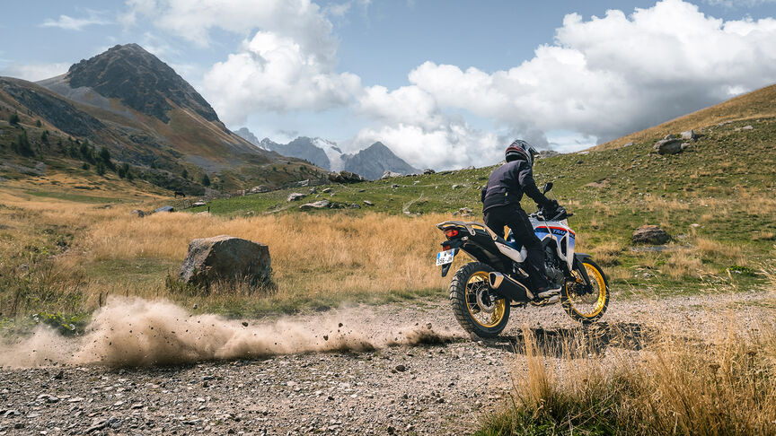 Carretera que lleva a lo largo de los Alpes suizos en Andermatt