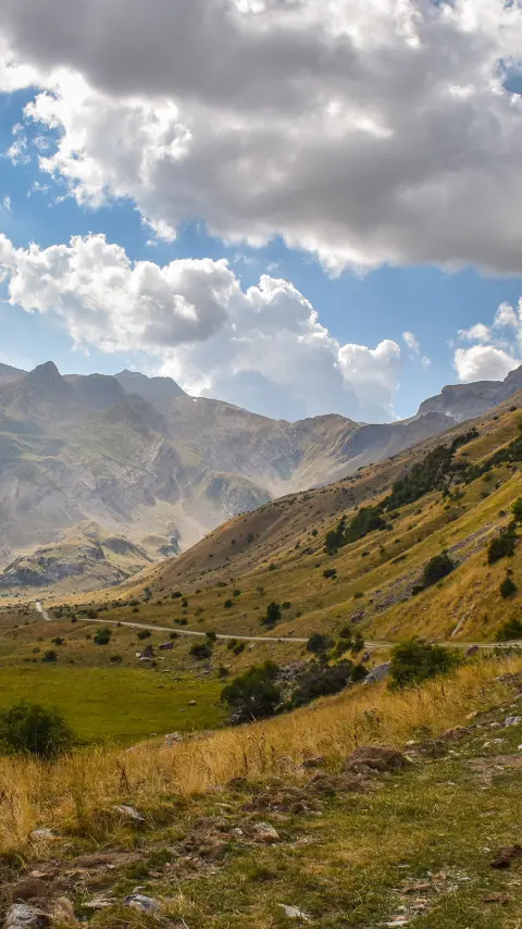 Carretera en los Alpes europeos, cerca de Garmisch-Partenkirchen