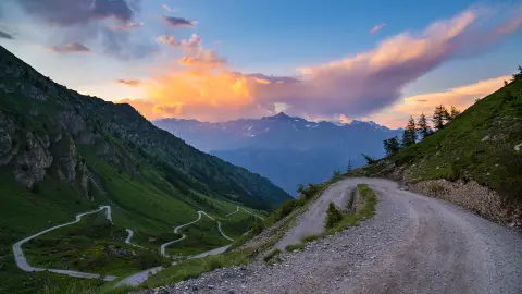 Carretera entre las montañas de los Alpes, Klosters-Serneus, Davos, Graubünden (Suiza)