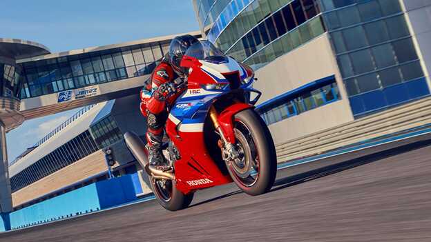 CB1000RR-R Fireblade en una pista recta con piloto