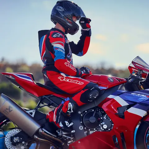 Fireblade con piloto a punto de salir a la pista.