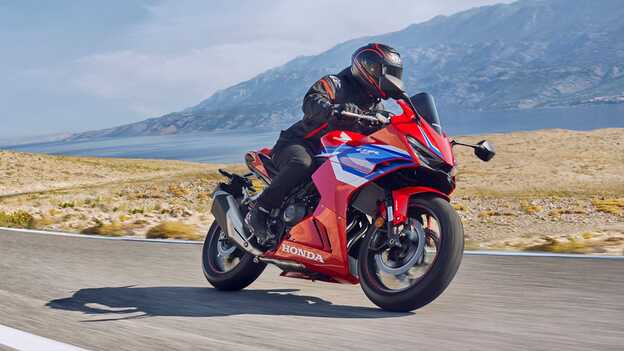 CBR500R en carretera, toma dinámica con el piloto