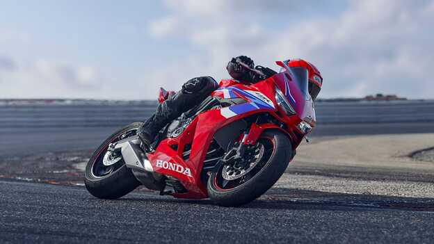 CBR650R en pista, toma dinámica en una curva con el piloto