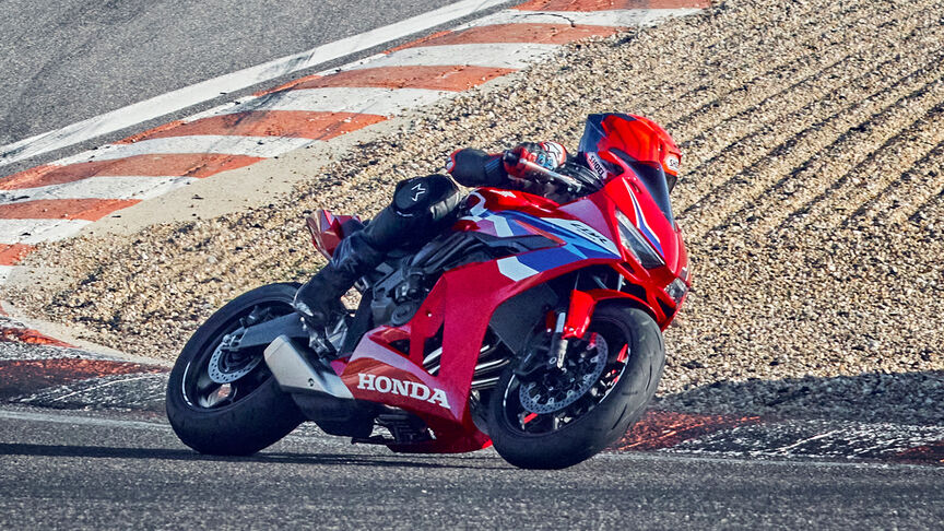 Fireblade 2024 con piloto en la pista