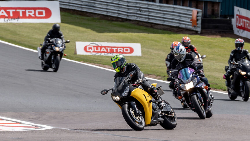 Fireblade 2024 con piloto en la pista