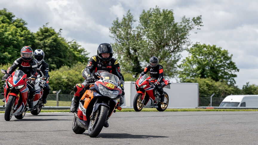 Fireblade 2024 con piloto en la pista