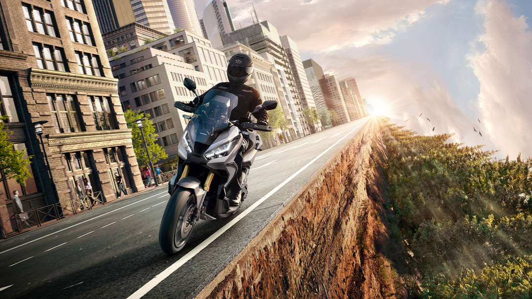X-ADV, en el límite de la carretera