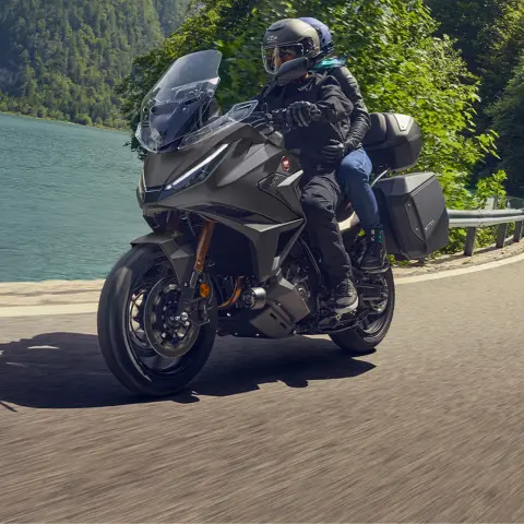 Honda NT1100 circulando por carretera costera