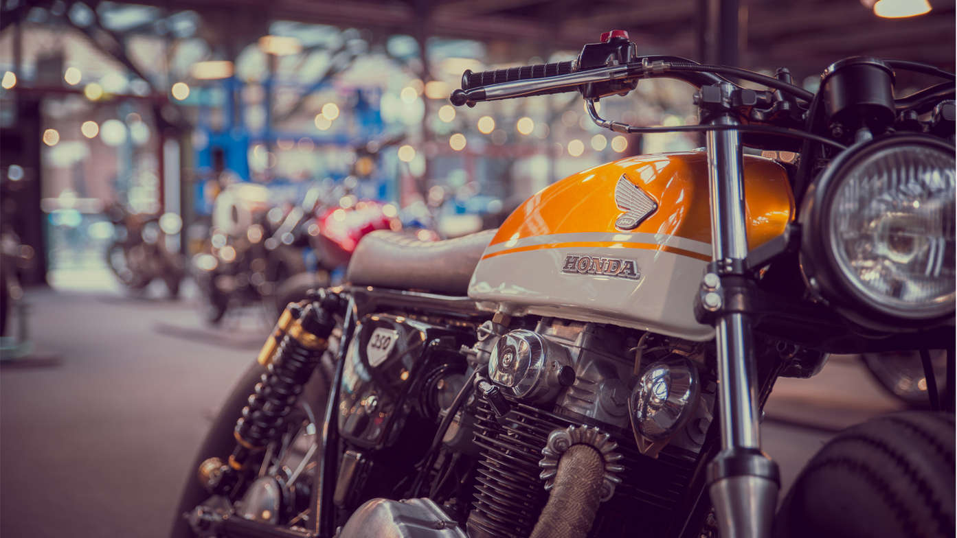 Una Honda CB350 Custom.