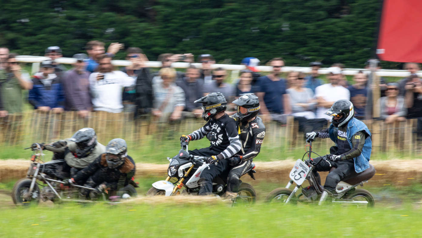 Honda MSX125 en la pista.