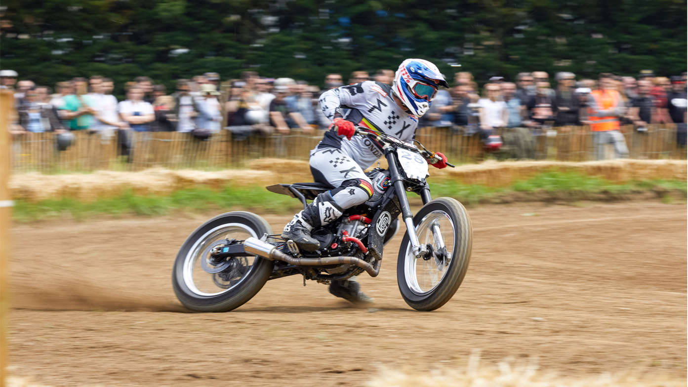 CRF450 Flat Tracker en la pista.