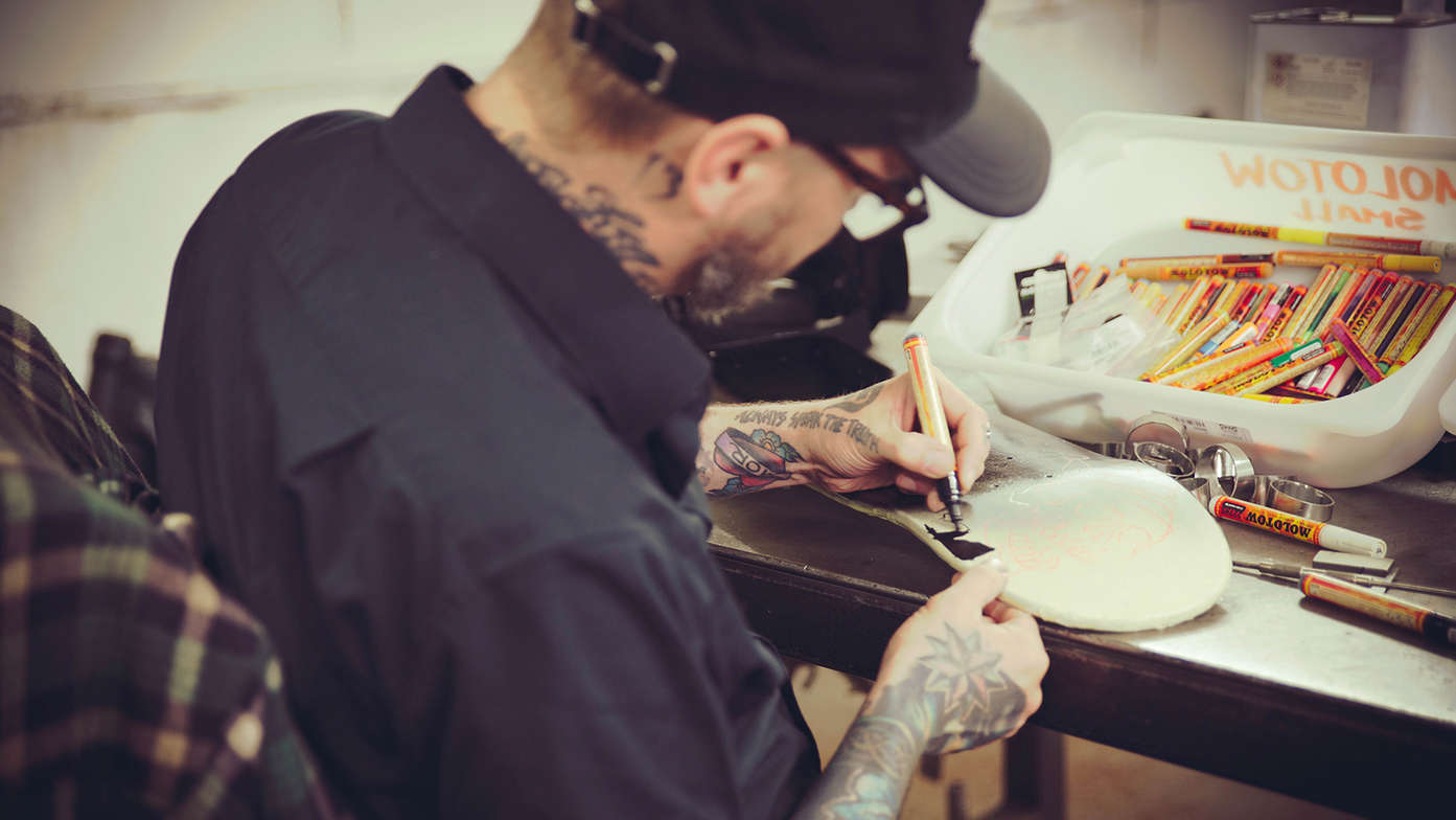 Dan Gold dibujando una tabla de skate.