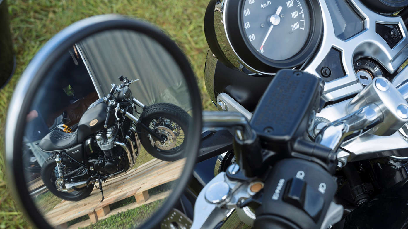 Un reflejo de la CB1100 de South Garage.