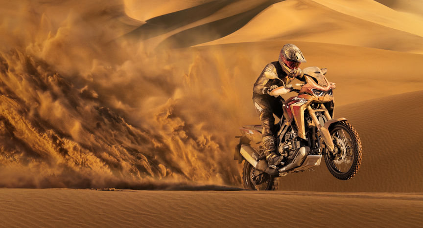 Honda Africa Twin, lateral delantero derecho de tres cuartos, circulando sobre arena