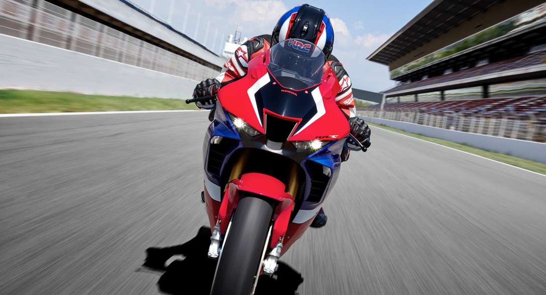 Honda CBR1000RR-R Fireblade SP, vista frontal, con conductor, conducción en circuito