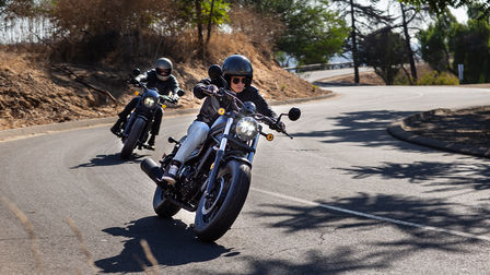 Vista delantera de dos motocicletas Honda.
