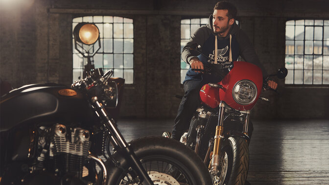 Modelo de ropa Honda Vintage con sudadera con capucha en moto