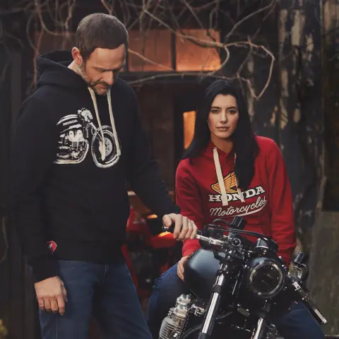 Línea de ropa Honda Vintage 2024 con modelos y moto