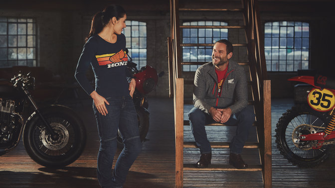Hombre y mujeres con ropa Honda vintage.