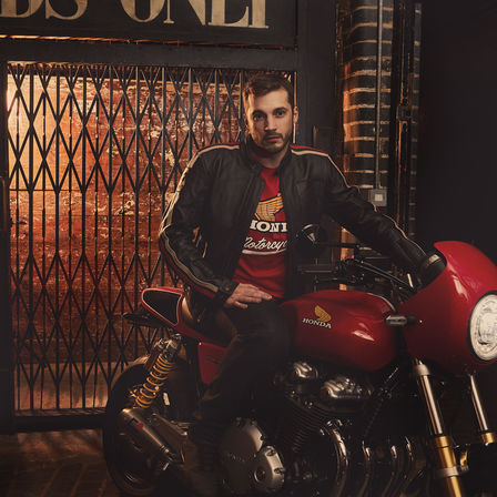 Hombre con camiseta Honda vintage.