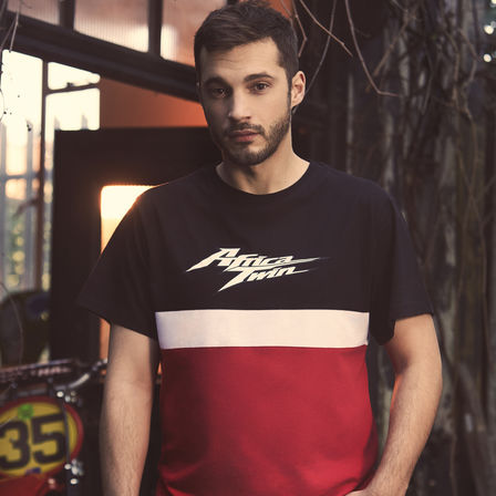 Hombre con camiseta Honda vintage con logotipo Africa Twin.
