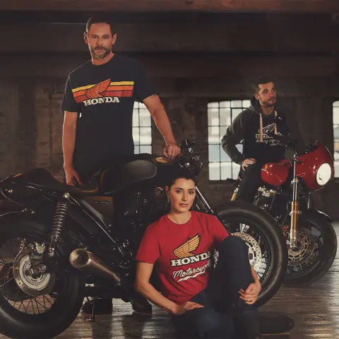 Línea de ropa Honda Vintage 2024 con modelos en escaleras con motos antiguas