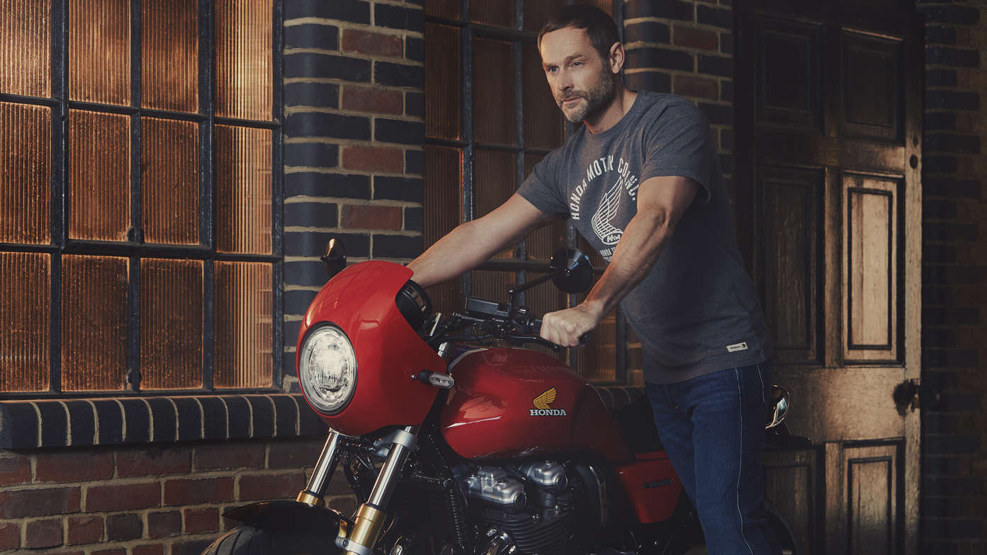 Hombre con camiseta Honda vintage.