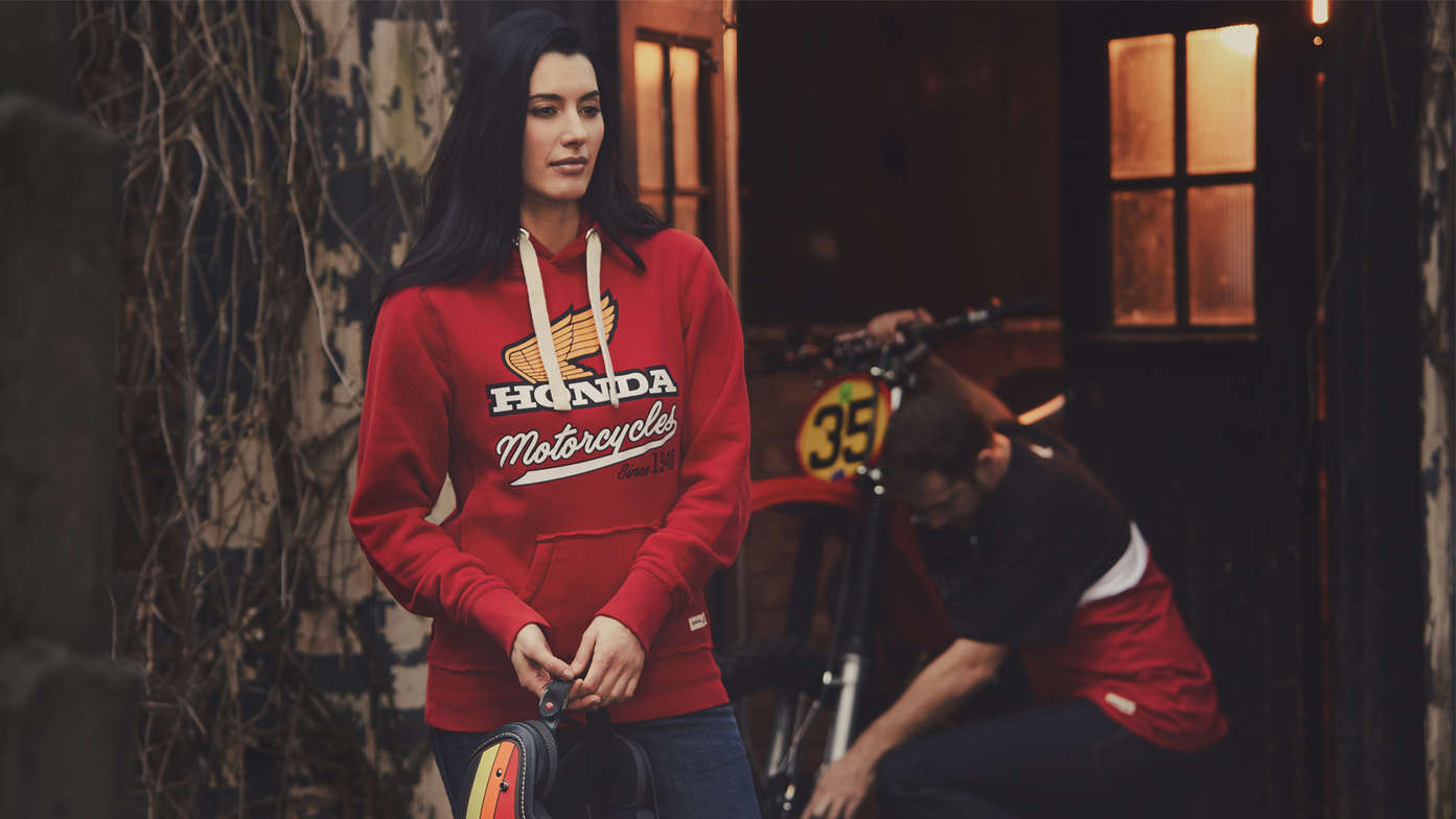 Hombre y mujeres con sudadera Honda Vintage roja. 