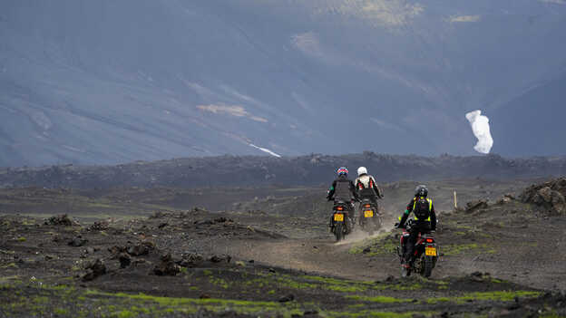 Pilotos de Honda Adventure Roads en Islandia, desafiando el terreno montañoso