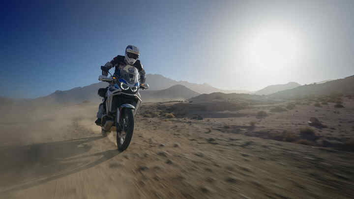 Piloto de Honda Adventure Roads en Marruecos sobre terreno con polvo.