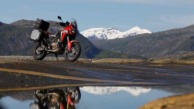 Africa Twin con montañas al fondo