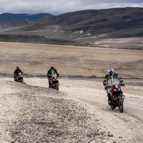 Pilotos en la carretera. 