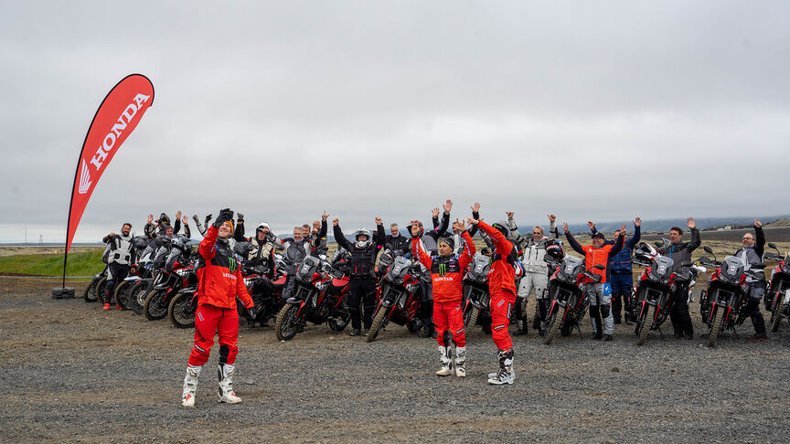 Paisaje de Marruecos con pilotos del Honda Adventure Road.