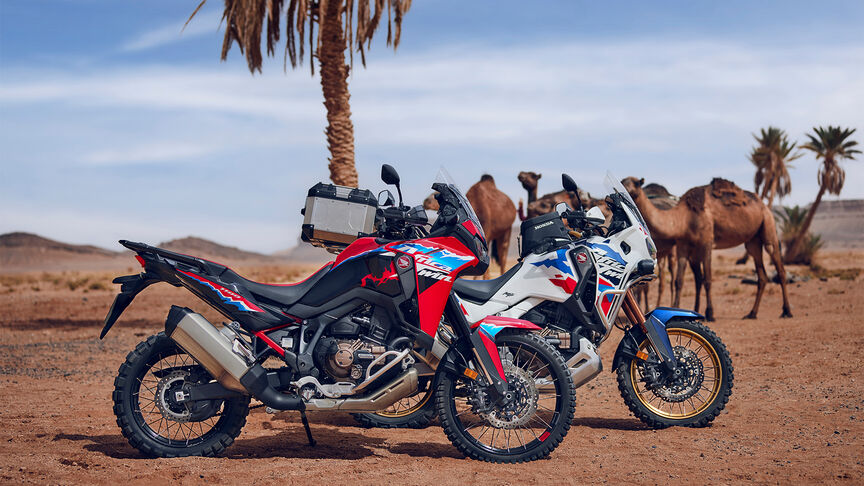 Paisaje de Marruecos con pilotos del Honda Adventure Road.