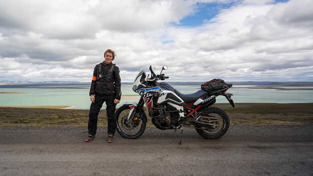 Vanessa Ruck junto a una Africa Twin. 