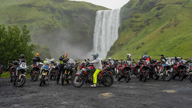 Pilotos del Honda Adventure Roads celebrando el final de su aventura.