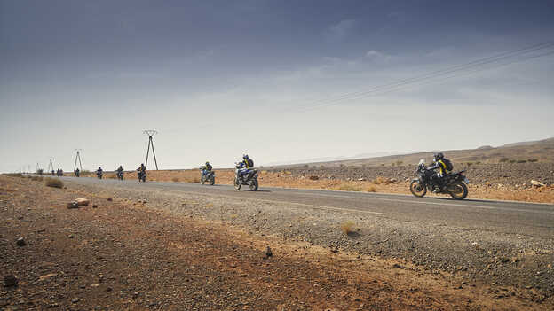 Pilotos de la Honda Africa Twin en Marruecos por una carretera asfaltada.