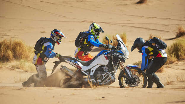Motocicleta Africa Twin llevada al límite en terrenos difíciles.